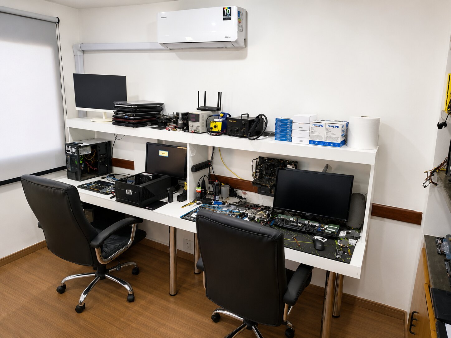 Bancada técnica e laboratório da Fast Fix Informática no Itaim Bibi