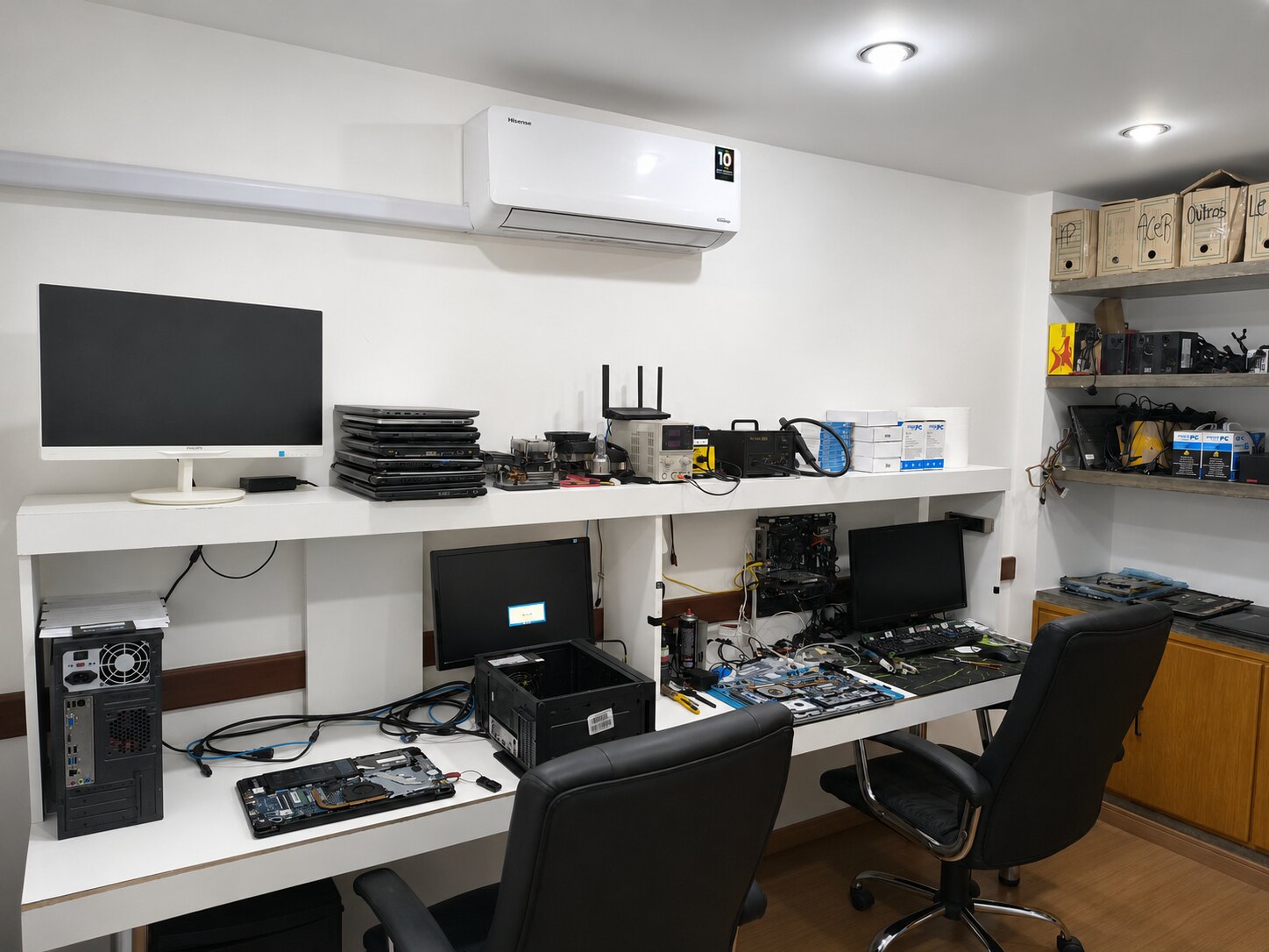 Laboratório da Fast Fix com notebooks e computadores em manutenção