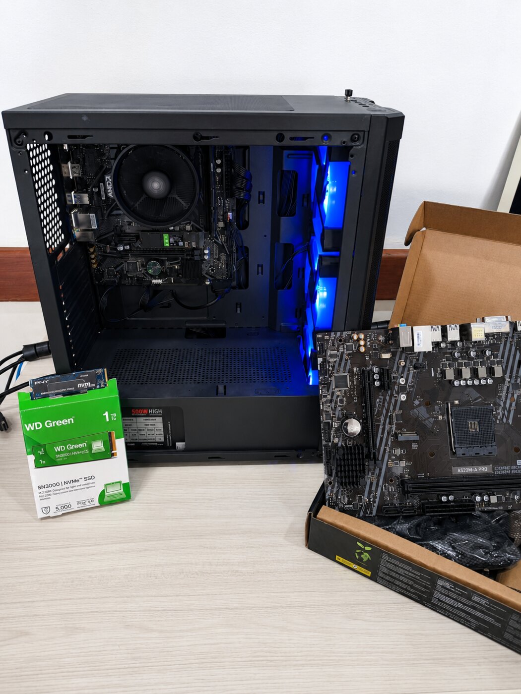Computador desktop em montagem na bancada da Fast Fix
