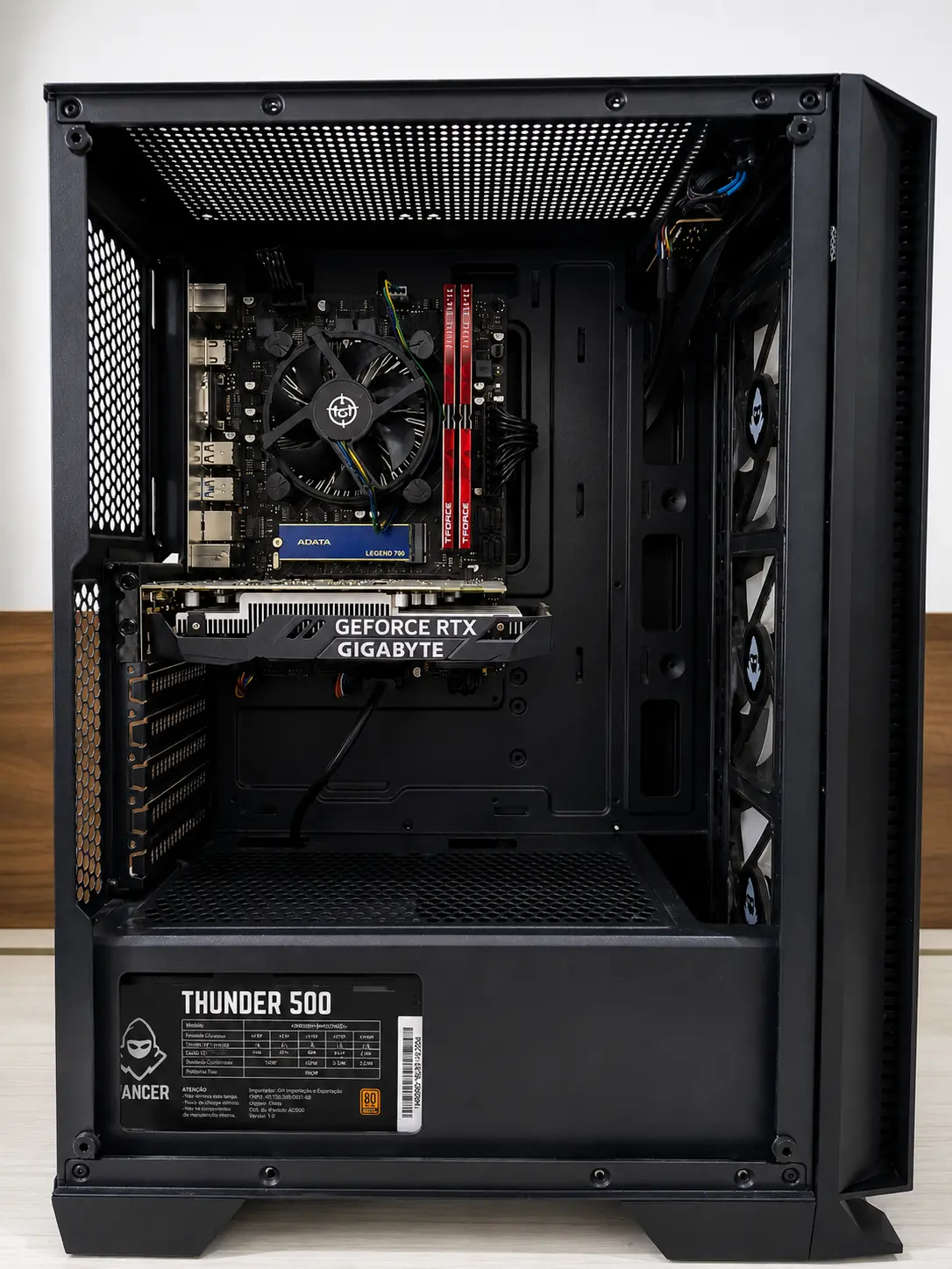 Interior de computador desktop após limpeza preventiva