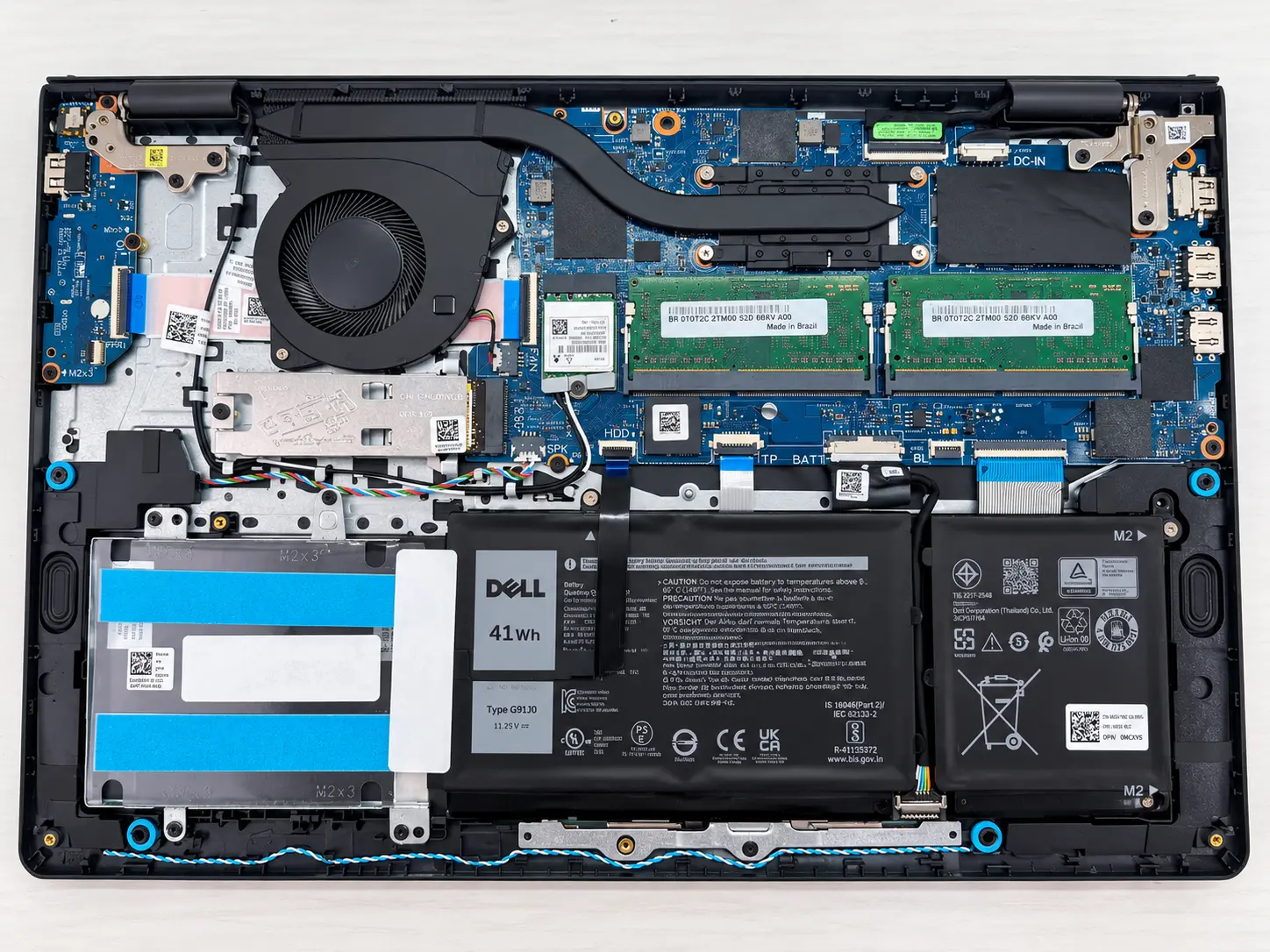 Interior de notebook após limpeza preventiva