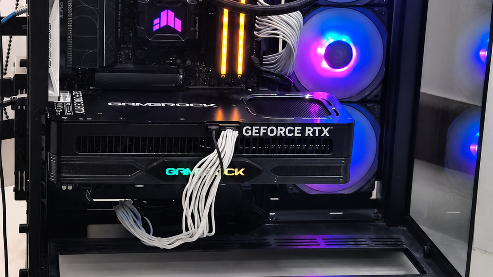 Computador gamer montado com iluminação RGB