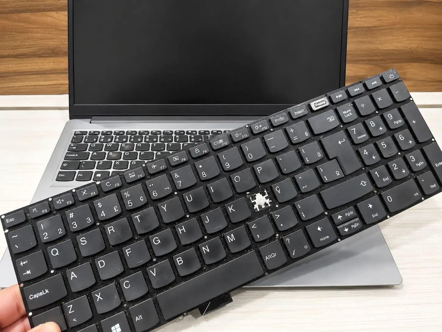 Teclado de notebook removido para substituição