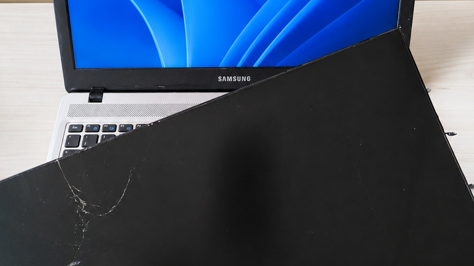 Notebook em bancada para troca de tela